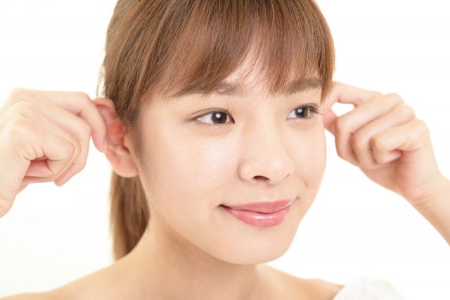 耳マッサージしている女性